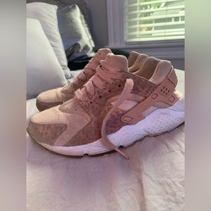 NIKE Huarache Run SE GS 'Coral Stardust'